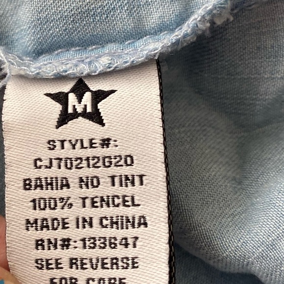 💥Celebrity Pink Light Denim Chambray Short Sleeve Button Down Lightweight Top M - Picture 9 of 11